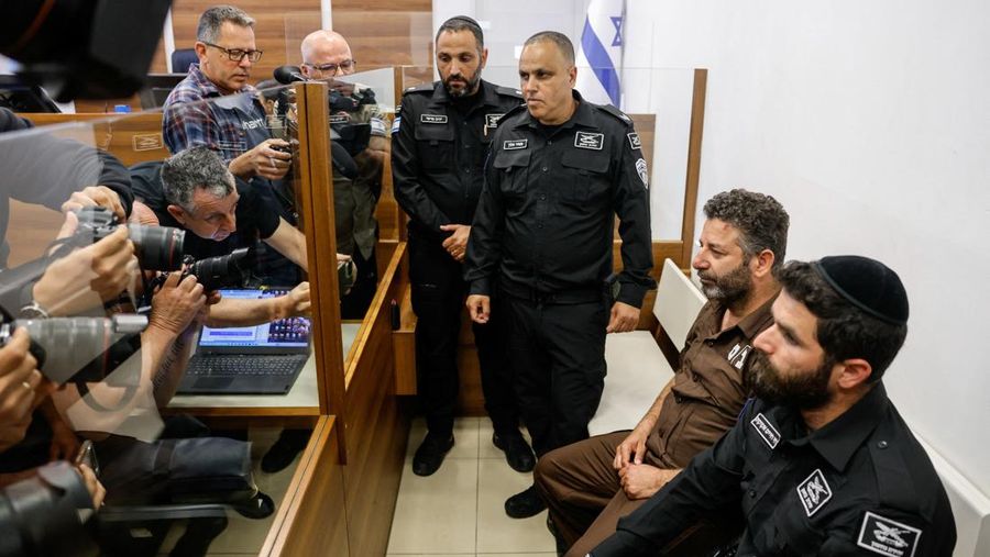 Anggota aktivis Global Sumud Flotilla nan ditahan oleh Israel, duduk di pengadilan pengadil untuk sidang perpanjangan penahanan di Ashkelon, Israel, Minggu (3/5/2026). (REUTERS/Amir Cohen)