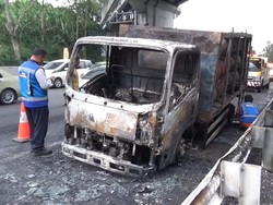 Truk Pengangkut Gas Ludes Terbakar di Tol Cipularang