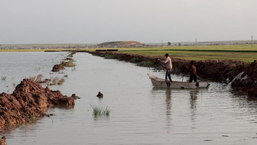 Banjir rendam sebuah desa di Aleppo, Suriah. (REUTERS/Mahmoud Hassano)