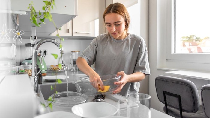 5 Ciri Kepribadian Orang yang Langsung Cuci Piring Setelah Makan Menurut Ilmu Psikologi