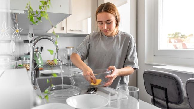 Ciri Kepribadian Orang yang Langsung Cuci Piring Setelah Makan Menurut Ilmu Psikologi