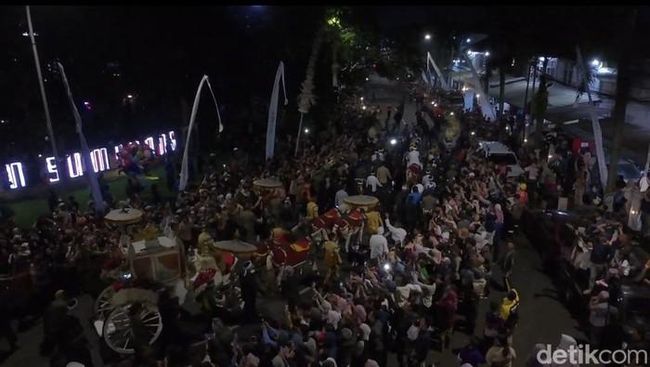 Kirab Panji Mahkota Binokasih di Sumedang meriahkan Milangkala Tatar Sunda 2026. Ribuan warga saksikan prosesi budaya yang sarat sejarah dan identitas daerah.