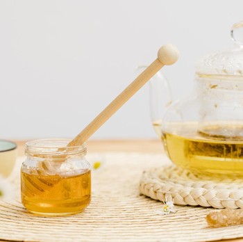 5 Manfaat Rutin Minum Madu dengan Air Hangat di Pagi Hari