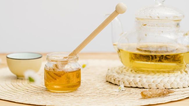 Manfaat Rutin Minum Madu dengan Air Hangat di Pagi Hari