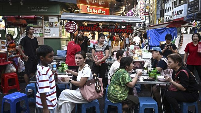 Pengetatan aturan terhadap pedagang kaki lima kini mengancam mata pencaharian mereka sekaligus budaya street food yang telah mendefinisikan Kota Bangkok.