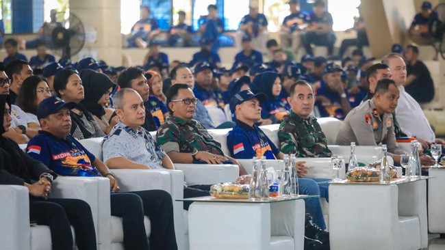 Wali Kota Medan, Rico Waas, merayakan May Day dengan ribuan buruh, Ia menegaskan komitmen pemenuhan hak pekerja dan sinergi lintas sektor untuk kesejahteraan.