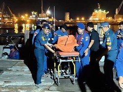 Perahu Angkut Besi Tua Tenggelam di Perairan Gresik, 1 Tewas-2 Hilang