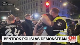 VIDEO: Bentrok Polisi vs Demonstran di Berlin