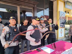 Ngeri! Senjata Ukuran Jumbo Ini Hendak Dipakai Tawuran di Cirebon