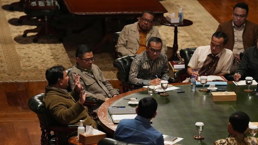Presiden melangsungkan rapat terbatas di Hambalang, Bogor, berbareng sejumlah personil Kabinet Merah Putih. (Instagram/presidenrepublikindonesia)
