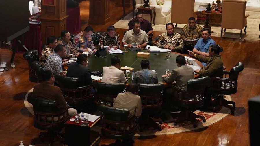Presiden melangsungkan rapat terbatas di Hambalang, Bogor, berbareng sejumlah personil Kabinet Merah Putih. (Instagram/presidenrepublikindonesia)