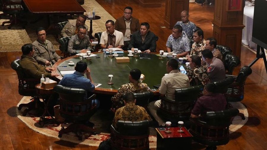 Presiden melangsungkan rapat terbatas di Hambalang, Bogor, berbareng sejumlah personil Kabinet Merah Putih. (Instagram/presidenrepublikindonesia)