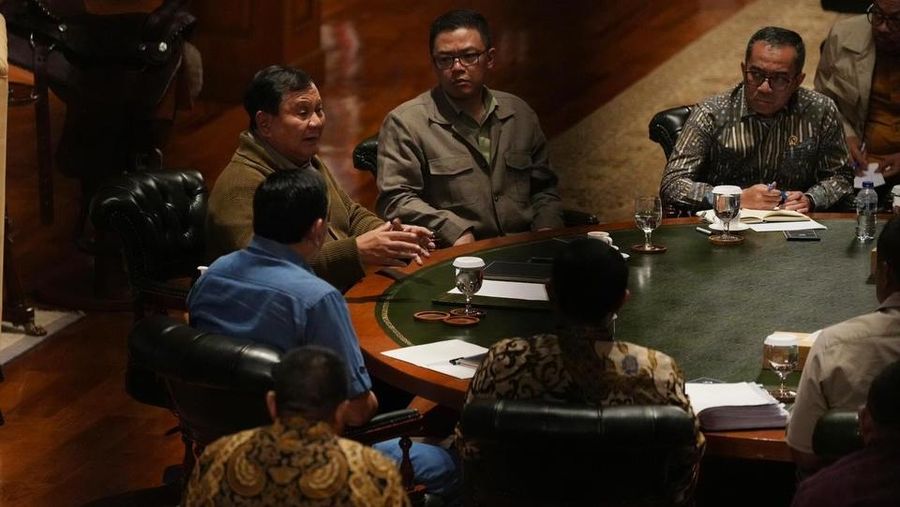 Presiden melangsungkan rapat terbatas di Hambalang, Bogor, berbareng sejumlah personil Kabinet Merah Putih. (Instagram/presidenrepublikindonesia)