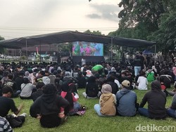 Suporter Padati Nobar PSS Vs PSIS di Lapangan Pemkab Sleman: Bismillah Promosi