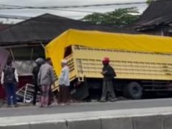 Truk Oleng Tabrak Rumah-Kios di Maros, 1 Warga Hendak Belanja Terluka