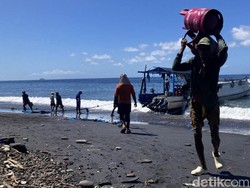 Kisah Buruh Panggul Barang di Pesisir Kampung Kusamba