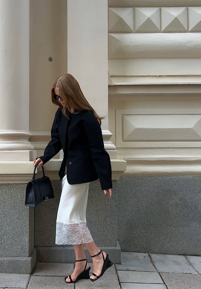 Slip Midi Skirt dengan Sentuhan Lingerie Look/ Foto: pinterest.com