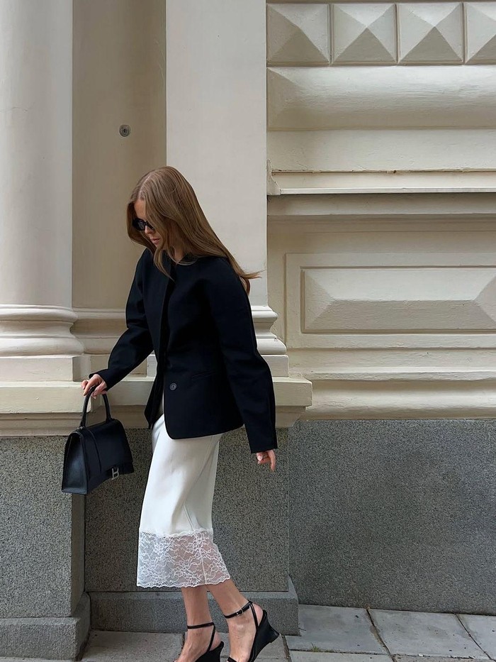 Slip Midi Skirt dengan Sentuhan Lingerie Look/ Foto: pinterest.com