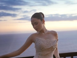 Syifa Hadju Bersinar di Bali, Gaun Floral dan Berlian Mewah Curi Perhatian
