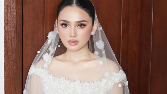 7 Potret Detail Makeup Syifa Hadju saat Resepsi Kedua di Bali dengan Skin Glaze Look