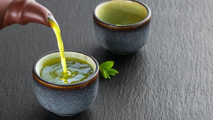 3 Minuman yang Bantu Turunkan Berat Badan Setelah Makan Malam