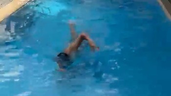Menkeu Purbaya Pamer Renang di Tengah Isu Sakit