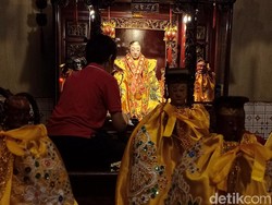 Klenteng Tjoe Tik Kiong Tulungagung Gelar Ritual Ganti Jubah Dewa Makco