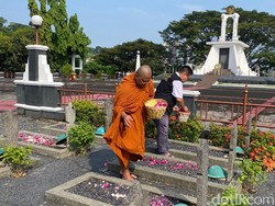 Umat Buddha Tabur Bunga-Bersihkan Taman Makam Pahlawan Semarang Jelang Waisak