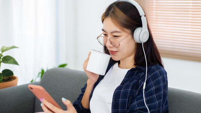 3 Ciri Kepribadian Orang yang Suka Mendengarkan Podcast