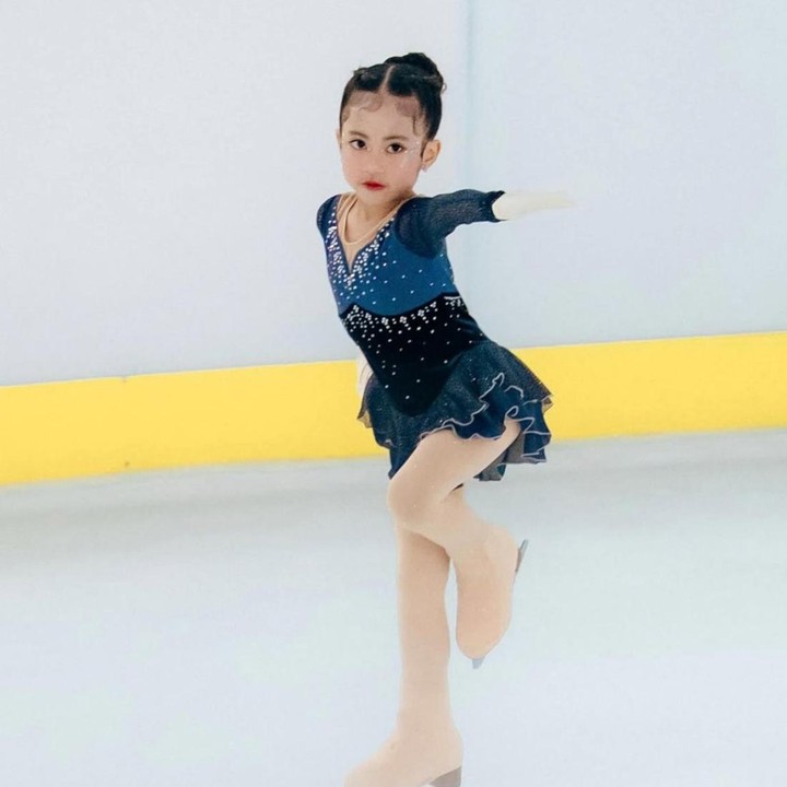 <p>Hal ini terlihat dari beberapa momen yang diunggah Rachel di Instagram. Belum lama ini, Chava berhasil mendapat medali dalam ajang Skate Jakarta 2026. Sebagai Bunda, Rachel pun bangga melihat pencapaian sang putri. "Selamat adek, Bunda bangga banget sama semua proses adek, apa pun yang adek capai itu semua karena usaha keras adek. Selamat atas pencapaian adek lagi. Bunda kadang takut adek terlalu tertekan untuk dapat juara, jadi pas dapet Bunda terharu banget dek. Apa pun hasil adek, Bunda akan selalu bangga, inget itu ya nak," tulis Rachel lewat Instagram-nya. (Foto: Instagram @rachelvennya)</p>