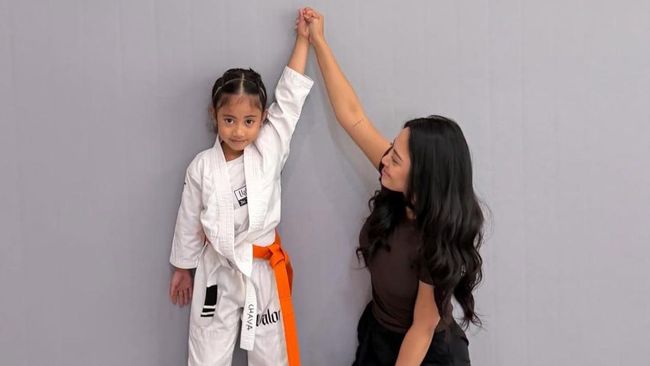 Keren! 5 Potret Chava Anak Rachel Vennya Jago Ice Skating Hingga Jiu Jitsu