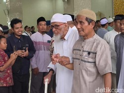 Potret Abu Bakar Baasyir Antar Jenazah Istri ke Peristirahatan Terakhir