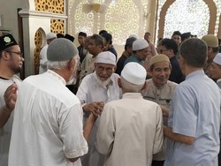 Momen Abu Bakar Baasyir Menangis Saat Cium Jenazah Istrinya
