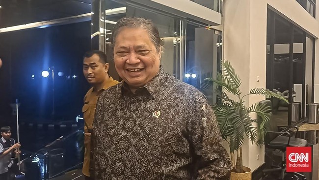 Menteri Koordinator Bidang Perekonomian Airlangga Hartarto menebar senyum saat ditanya soal pertumbuhan ekonomi Indonesia pada kuartal I 2026.
