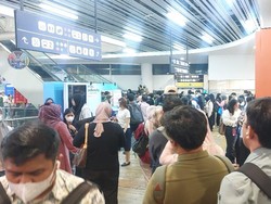Perjalanan TransJ Terhambat Imbas Banjir, Antrean di Halte CSW Mengular
