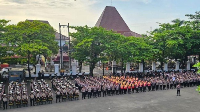 Polresta Pati kerahkan 1.700 personel untuk amankan demo nelayan protes kenaikan harga BBM. Aksi damai digelar di depan Kantor Bupati Pati.
