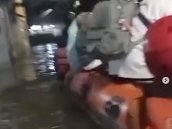 Perumahan di Tangsel Banjir, Warga Dievakuasi Pakai Perahu Karet
