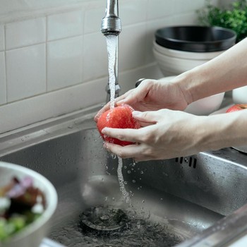 5 Cara Efektif Mencuci Buah dan Sayuran
