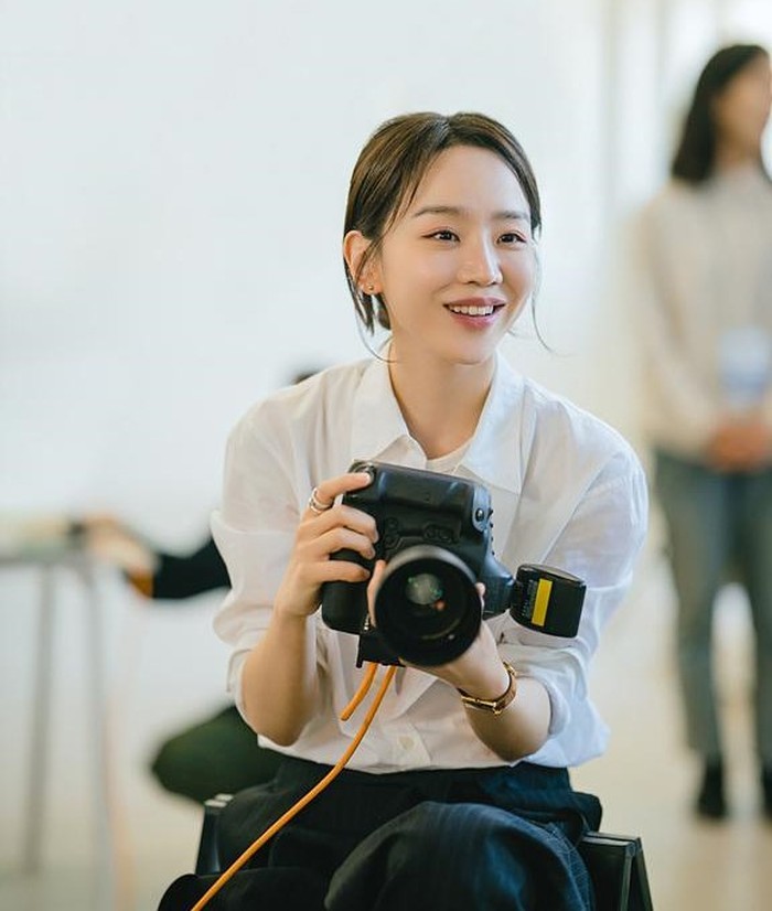 Berlatar di Pulau Jeju, Welcome to Samdalri (2023) menyoroti perjalanan hidup Cho Sam Dal (Shin Hye Sun) yang sukses sebagai fotografer di Seoul. Namun setelah kariernya hancur, ia memutuskan kembali ke kampung halamannya./ Foto: soompi.com
