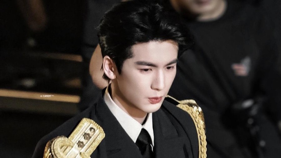 Byeon Woo Seok dan Zhang Linghe Pakai Baju Militer