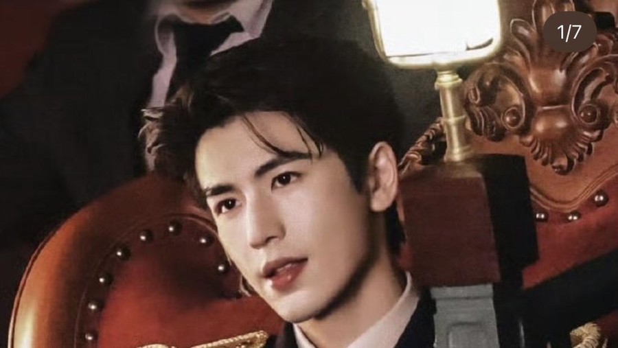 Byeon Woo Seok dan Zhang Linghe Pakai Baju Militer
