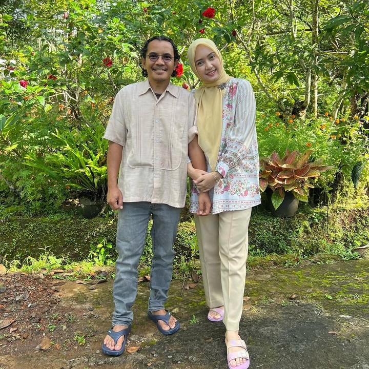 <p>Unggahan ini banyak menuai komentar positif dari netizen. Beberapa di antaranya memuji kegigihan Cella dalam mewujudkan mimpi istrinya, Bunda. "<em>Support system</em> nya maknyuss tenan," tulis akun @ki***. "Mas cella.. sampean bener2 rocker yg sayang istri," ungkap @kin***. "<em>Masya Allah</em> beruntungnya drg. @carolynadewi dicintai secara ugal2an, hihi. <em>Bismillah</em> berkah rezeki sayang istrinya yo mas @cellanadalam," kata akun @dr. Oktri yang ikut berkomentar. (Foto: Instagram @cellanadalam)</p>
