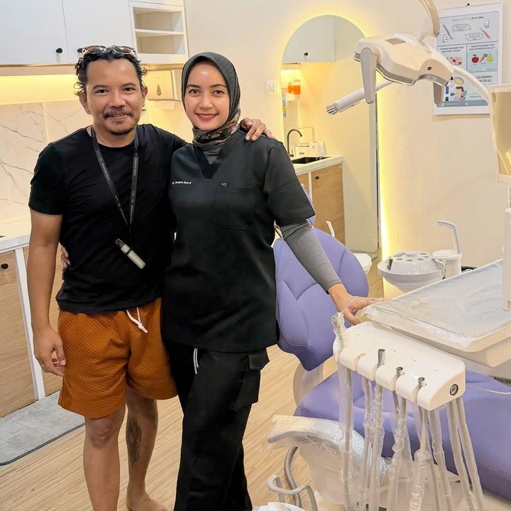<p>Di beberapa foto yang di-posting, Cella juga mengunggah foto kebersamaan istri dan mertuanya. Cella bercerita tentang keinginannya untuk membahagiakan istri. "Kini Bapak Ibu melihatmu di titik ini dengan bangga. Air mata Bapak Ibu adalah doa yang dijawab semesta. Sekarang gilirianku nggih Pak, Bu. Mewujudkan mimpinya punya tempat kerja sendiri, karena bahagiamu adalah tugasku selanjutnya, sebagai baktiku untuk cnya Bapak Ibu ke anaknya. Terima kasih sudah membesarkannya untukku," ungkap Cella. (Foto: Instagram @cellanadalam)</p>