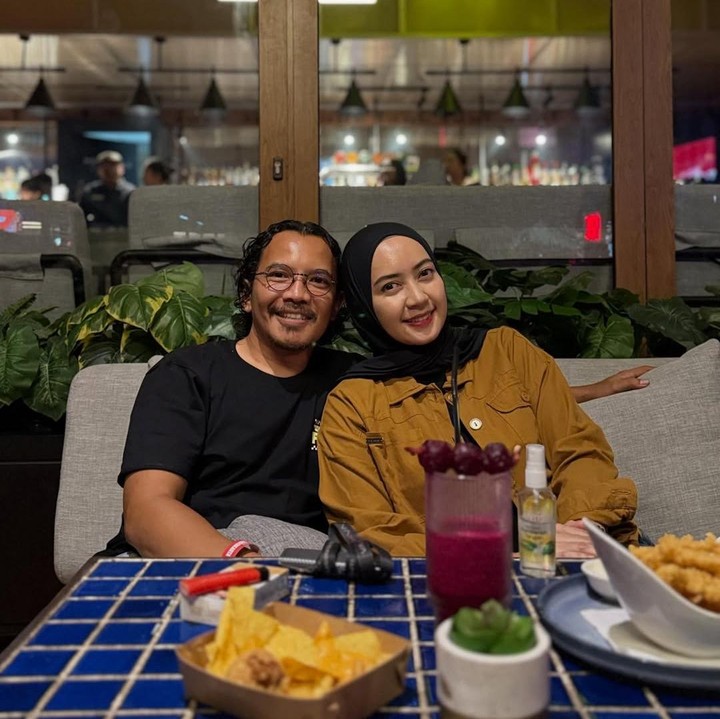 <p>Personel band Kotak, Mario Marcella atau akrab disapa Cella, baru-baru ini membagikan momen manis saat menemani istrinya membuka klinik gigi baru. Sang istri Carolyna Dewi yang berprofesi sebagai dokter gigi akhirnya bisa membuka klinik di daerah Sleman, Yogyakarta. (Foto: Instagram @cellanadalam)</p>