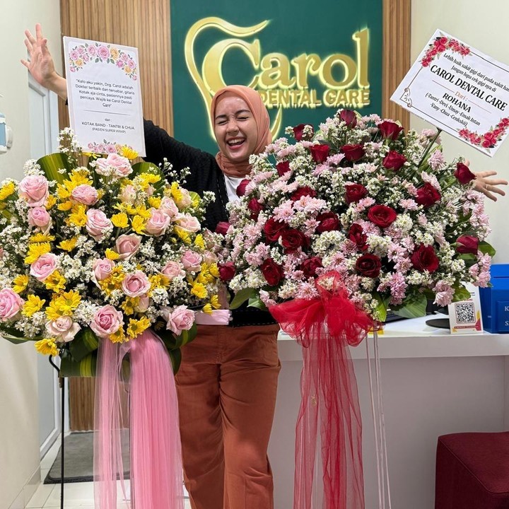 <p>Melalui unggahan di Instagram, Cella membagikan kisah perjuangannya dalam mewujudkan keinginan sang istri membuka klinik gigi. Sebagai suami, Cella merasa bangga dan bahagia bisa mewujudkan semuanya. "Bukan tentang gedung, Tp Ini tentang air mata bapak ibu, Ngewujudin @caroldentalcare pun juga pelan-pelan, tetap saya syukurin <em>alhmdulillah matursembahnuwun Gusti Allah</em>," tulisnya dalam caption unggahan. (Foto: Instagram @cellanadalam)</p>