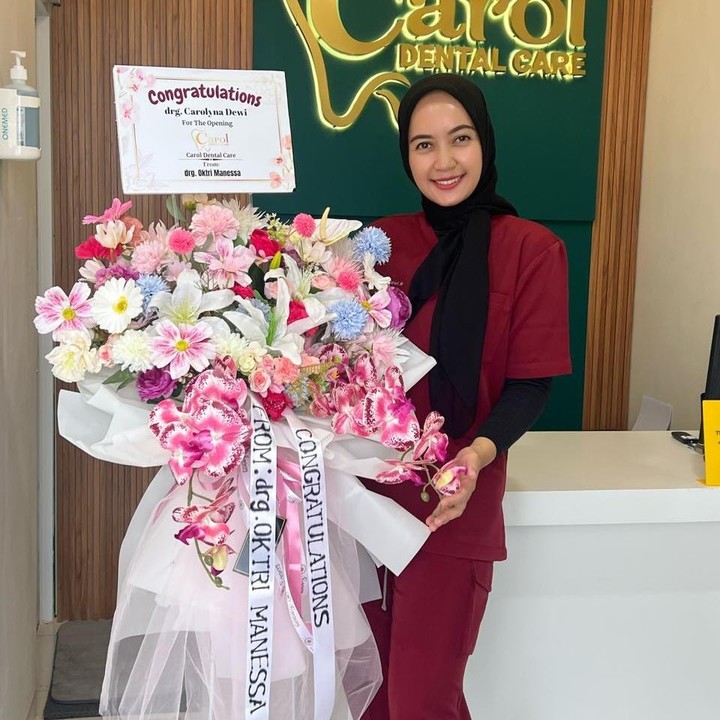 <p>Cella menganggap bahwa keputusannya untuk mewujudkan keinginan sang istri adalah murni bentuk tanggung jawabnnya sebagai seorang suami. Ia bersyukur karena bisa mewujudkan janjinya. "Ini bukan tentang gedungnya. Ini tentang air mata Bapak Ibu bertahun-tahun lalu saat melepasmu kuliah. Ini tentang janjiku krn mimpimu kini adalah tanggung jawabku. <em>Alhamdulillah matursembahnuhun</em>&nbsp;Gusti Allah ingkang katah. Akhirnya bisa mewujudkan walau pelan2," katanya. (Foto: Instagram @cellanadalam)</p>