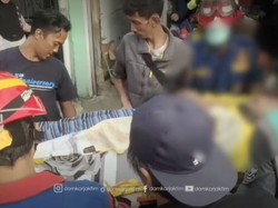 Damkar Bantu Evakuasi Pria Berbobot 150 Kg yang Mau Berobat ke RS Jaktim