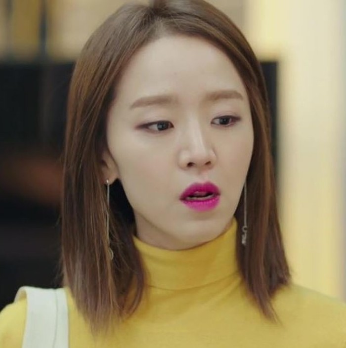 Di awal karier, Shin Hye Sun kerap memainkan karakter pendukung, salah satunya dalam drama fantasi populer The Legend of the Blue Sea (2017). Ia berperan sebagai Cha Shi Ah, seorang peneliti artefak yang dikenal tegas dan pintar./ Foto: imdb.com