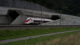 Terowongan Kereta Terpanjang di Dunia, Menembus Gunung Hanya 20 Menit