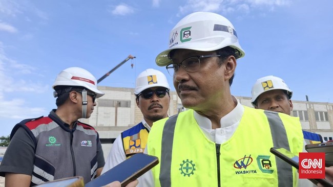 Anggaran Rp27 miliar pengadaan sepatu untuk Sekolah Rakyat jadi sorotan, lantaran muncul dugaan harga asli sepatu Stradenine Rp179 ribu jadi Rp700 ribu.